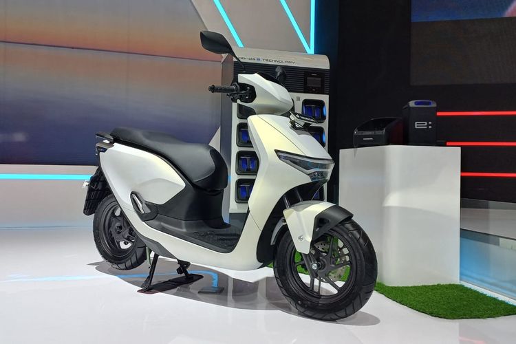 Deretan motor listrik Honda, ICON e: dan CUV e:, di Indonesia Motorcycle Show (IMOS) 2024