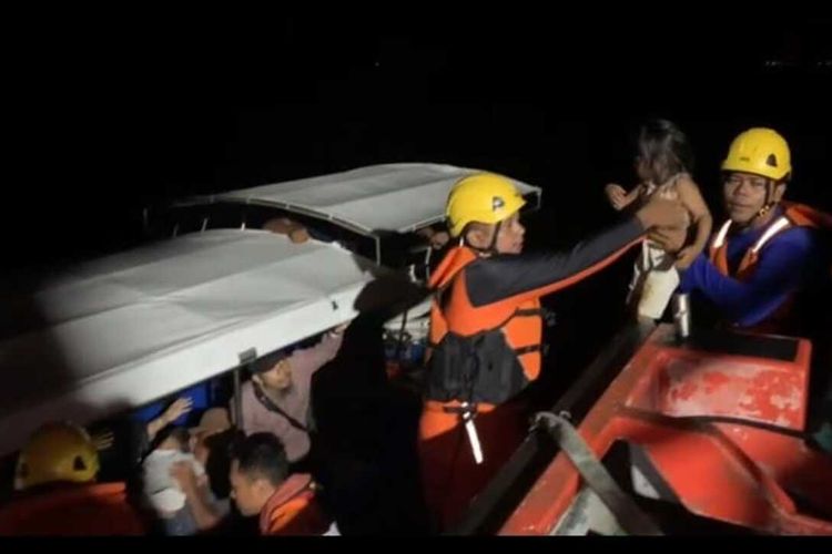 Tim Basarnas Pekanbaru saat mengevakuasi para wisatawan dari speedboat yang mengalami mati mesin di Perairan Pulau Rupat, Kabupaten Bengkalis, Riau, Selasa (25/4/2023).