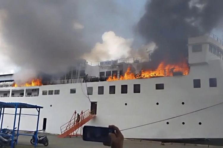 Kapal Terbakar Saat Sandar di Pelabuhan Samarinda, Diduga Dipicu Aktivitas Perbaikan