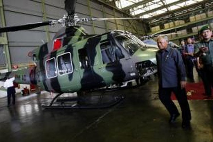 Menteri Pertahanan RI Purnomo Yusgiantoro (kiri) didampingi Wakil Kepala Staf Angkatan Darat Letjen TNI Budiman (kanan) meninjau helikopter jenis Bell 412 EP produksi PT Dirgantara Indonesia (PT DI) saat acara penyerahan untuk TNI di hanggar PT Dirgantara Indonesia, Bandung, Jawa Barat, Jumat (2/3/2012). Tiga unit helikopter tersebut, dua unit di antaranya untuk TNI Angkatan Darat dan satu unit untuk TNI Angkatan Laut. Penyerahan tiga helikopter tersebut merupakan awal dari rencana pengadaan penambahan alutsista helikopter tahun 2010-2014 yang mencapai 20 unit helikopter jenis tersebut untuk TNI. 