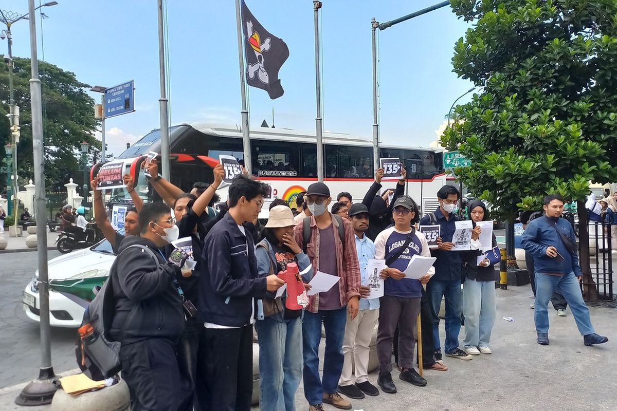 massa aksi saat melakukan aksi di depan Kantor Pos Yogyakarta, Kamis (2/10/2025)