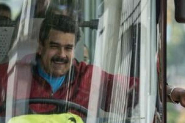Presiden Maduro, yang mantan pengemudi bus, gemar bergaul dengan warga umum Venezuela. 