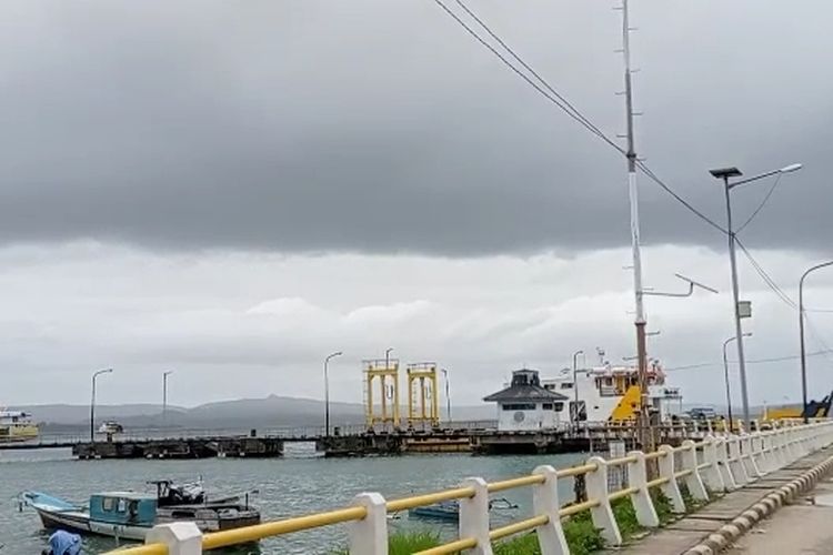 Kapal penyebrangan Fery rute Baubau - Kabupaten Buton Tengah dihentikan sementara akibat cuaca buruk yang melanda di perairan Baubau, Sabtu (24/12/2022), petang.