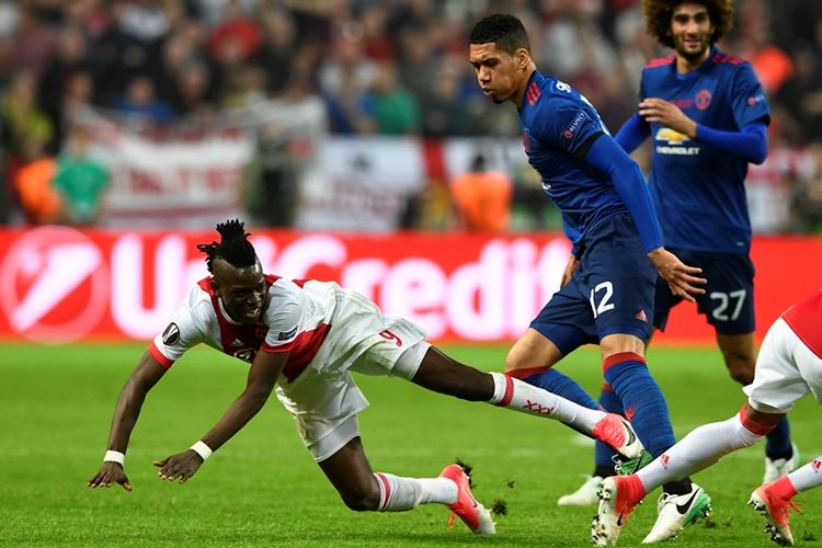 Penyerang Ajax Amsterdam, Bertrand Traore (kiri), berduel dengan bek Manchester United, Chris Smalling, dalam pertandingan final Liga Europa di Friends Arena, Solna, pada 24 Mei 2017.