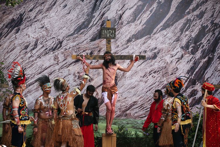 Teatrikal penyaliban Yesus Kristus saat Jalan Salib dalam rangka merayakan Jumat Agung di Gereja Fransiskus Asisi, Tebet, Jakarta Selatan, Jumat (19/4/2019). Teatrikal mengenang kisah sengsara Tuhan Yesus ini mengangkat budaya nusantara 34 provinsi di Indonesia.