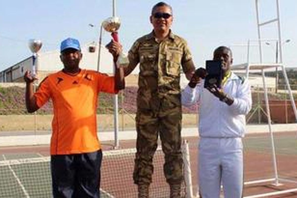Indonesian Contingent Commander Kolonel Adm Darmawan Bhakti (tengah) menerima trofi kejuaraan UNIFIL Inter Contingent Lawn Tennis Competition di mana Kontingen Garuda juara umum.