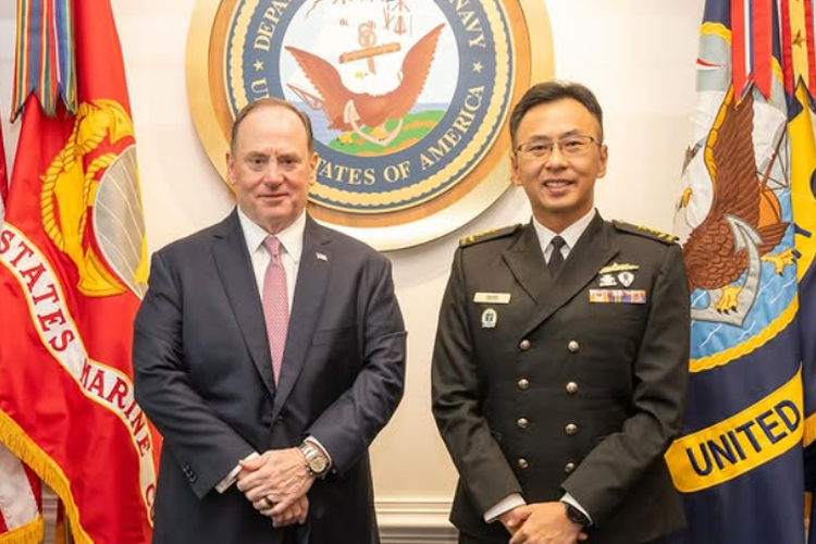 AS Tiba-tiba Pecat Menteri Angkatan Laut di Tengah Perang Iran, Ada Apa?