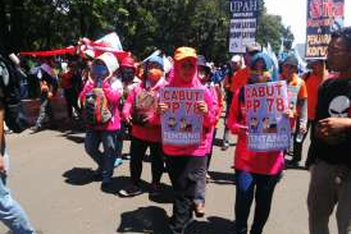 Para buruh wanita ikut dalam aksi unjuk rasa demo buruh di Jakarta, Kamis (29/9/2016)