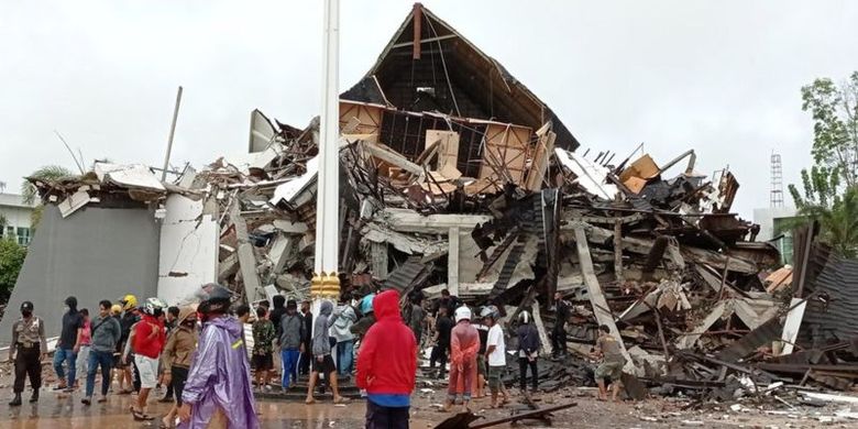 Warga mengamati Gedung Kantor Gubernur Sulawesi Barat yang rusak akibat gempa bumi, di Mamuju, Sulawesi Barat, Jumat (15/1/2021).