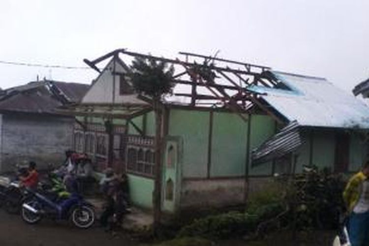 Rumah warga yang rusak dihantam angin puting beliung