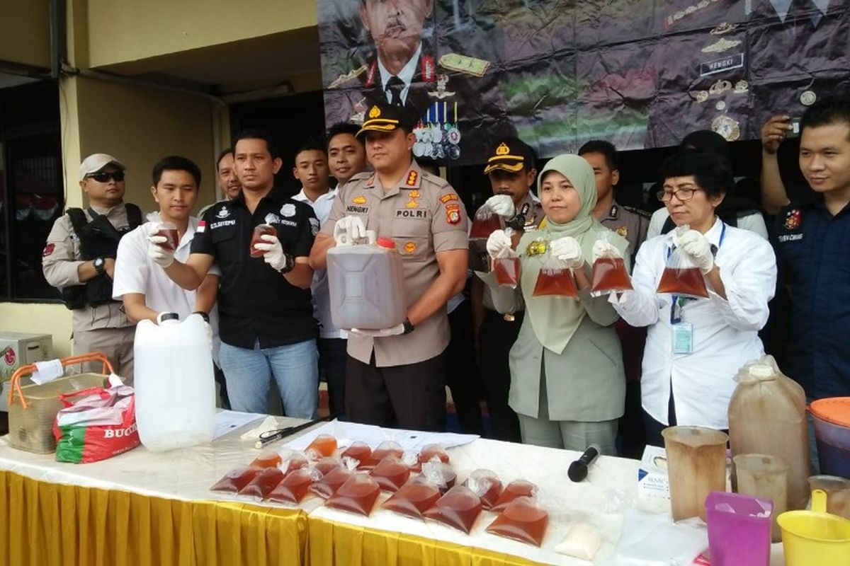 Polres Metro Jakarta Barat mengungkap kasus meninggalnya 6 orang warga Cengkareng Timur akibat meminum miras oplosan pada Senin (25/6/2018)