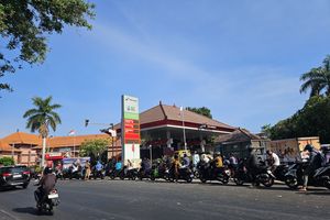 Antrean di SPBU Masih Mengular saat Hari Pertama Penerapan Kebijakan Ganjil Genap Isi BBM Subsidi