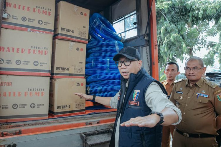 Beras 1,5 Ton, 10 Peti Telur, dan Peralatan Disalurkan untuk Tim Pemadam Karhutla di Lampung