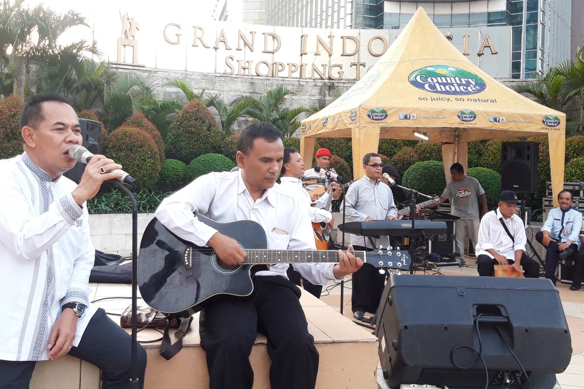 Wakil Wali Kota Jakarta Pusat Irwandi menyanyi di jalur pedestrian di dekat Grand Indonesia, Jakarta Pusat, Jumat (12/4/2019)