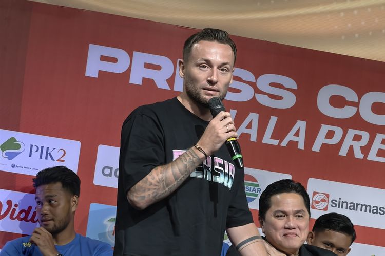 Pemain Persib Bandung, Marc Klok, berbicara kepada media di acara konferensi pers Piala Presiden 2025 di Jakarta pada Jumat (4/7/2025).