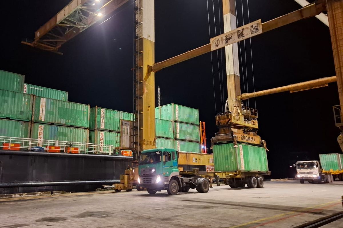 Operasional di Terminal Peti Kemas (TPK) Bagendang, Kotawaringin Timur, Kalimantan Tengah, yang tetap berjalan normal di tengah aksi penyampaian aspirasi Tenaga Kerja Bongkar Muat (TKBM), Selasa (9/12/2025).