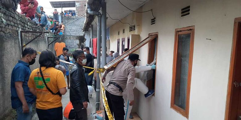 Petugas Inafis Polresta Tasikmalaya sedang mengevakuasi kedua mayat korban sejoli di kamar kos Cisayong, Kabupaten Tasikmalaya, Sabtu (23/10/2021).