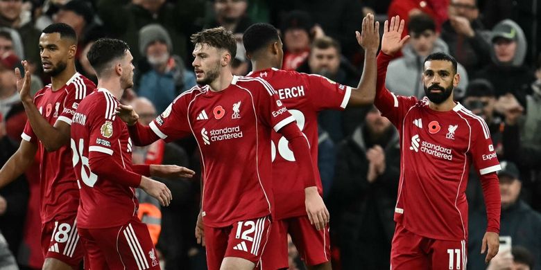 Penyerang Liverpool, Mohamed Salah, merayakan gol pembuka pada laga Liga Inggris antara Liverpool dan Aston Villa di Anfield di Liverpool, barat laut Inggris pada 1 November 2025.