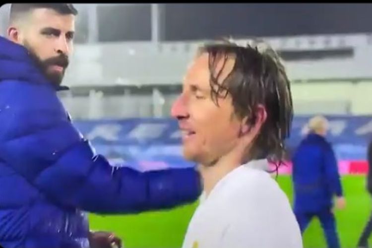 Momen Luka Modric dan Gerard Pique terlibat percakapan singkat selepas laga Real Madrid vs Barcelona di Stadion Alfredo Di Stefano, 10 April 2021. 