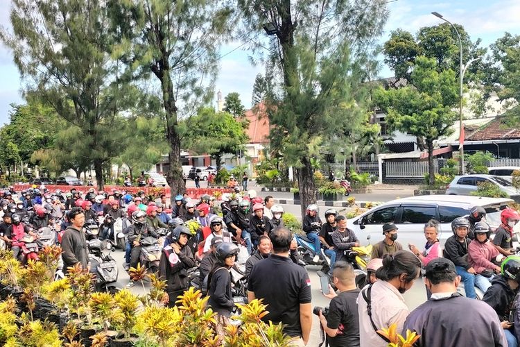 Ratusan suporter Persis Solo dari berbagai komunitas berangkat dari Stadion Manahan Solo, akan melakukan aksi solidaritas doa bersama di Stadion Kanjuruhan di Stadion Mandala Krida, Selasa (4/10/2022).