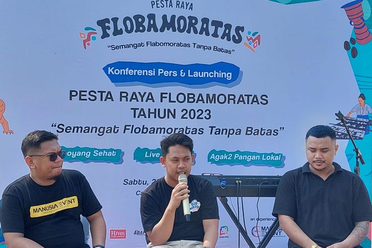 Sejumlah anak muda yang tergabung dalam Voices for Just Climate Action (VCA) menggandeng Event Organizer Manusia Event, menggelar Pesta Raya Flobamoratas 2023. Peluncuran kegiatan itu digelar di area Car Free Day Jalan El Tari Kota Kupang, Nusa Tenggara Timur (NTT), Sabtu (28/10/2023), bertepatan dengan perayaan Hari Sumpah Pemuda.