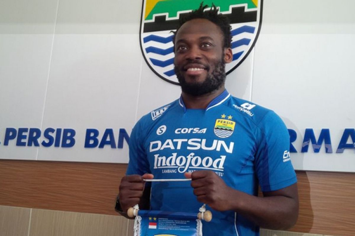 Pemain baru Persib, Michael Essien, berpose ?di depan wartawan sebelum perayaan ulang tahun Persib ke-84 di Graha Persib, Jalan Sulanjana, Kota Bandung, Selasa (14/3/2017).