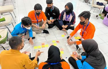 Pelajar Pancasila Jawa Tengah sedang mendiskusikan keragaman identitas setiap individu dalam Ujicoba Bimtek Projek Penguatan Profil Pelajar Pancasila tema Bhineka Tunggal Ika. 
