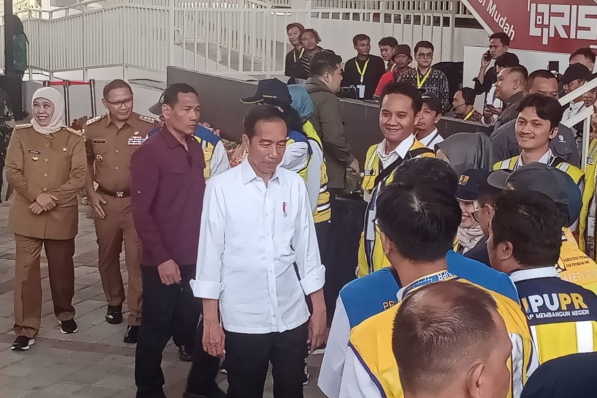 Presiden Jokowi datang ke Pasar Induk Among Tani, Kota Batu, Jawa Timur pada Kamis (14/12/2023). 