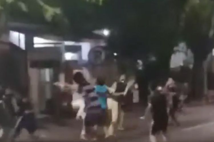 Tangkapan layar video yang memperlihatkan gerombolan remaja terlibat aksi tawuran menggunakan sarung di depan SMP Negeri 1 Gresik, Minggu (10/4/2022) dinihari.
