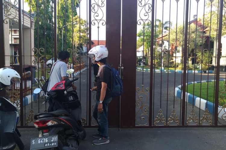Pintu pagar rumah dinas Bupati Pamekasan dikunci setelah petugas KPK masuk untuk melakukan penggeledahan