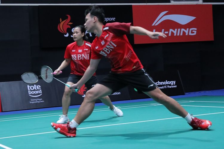 Ganda campuran Indonesia Rinov Rivaldy/Pitha Haningtyas Mentari saat bertanding melawan wakil Malaysia, Wong Tien Ci/Lim Chiew Sien, pada 32 besar Singapore Open 2022 di Singapore Indoor Stadium, Rabu (13/7/2022) siang WIB. Terbaru, mereka menang atas lawan Thailand pada laga terakhir penyisihan Grup C Kejuaraan Beregu Campuran Asia 2023 yang membuat Indonesia lolos ke perempat final sebagai juara grup.