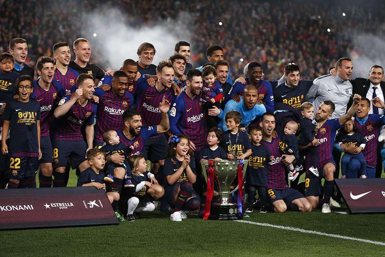 Para pemain dan ofisial tim Barcelona melakukan selebrasi dengan trofi juara Liga Spanyol usai timnya berhasil mengalahkan Levante dalam lanjutan La Liga di Stadion Camp Nou, Sabtu (27/4/2019) atau Minggu dini hari Wib. Gol tunggal Lionel Messi pada laga tersebut memastikan Barcelona unggul 1-0 atas Levante dan berhak keluar sebagai juara Liga Spanyol 2018/2019.