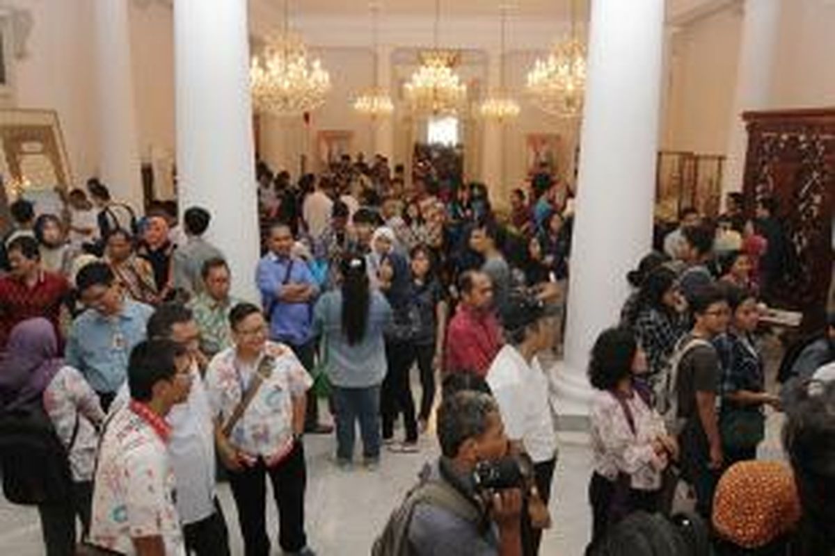 Warga memadati ruangan Balai Kota DKI Jakarta untuk berwisata melihat tempat gubernur bekerja, Sabtu (12/9/2015).