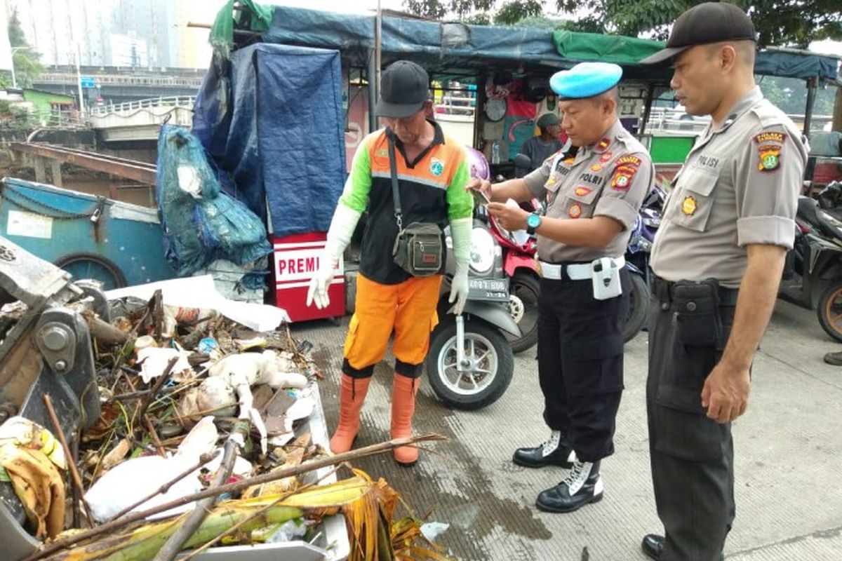 Sesosok mayat bayi ditemukan di aliran kali BKB Season City, Tambora, Jakarta Barat, pada Sabtu (28/2/2020) pagi. 