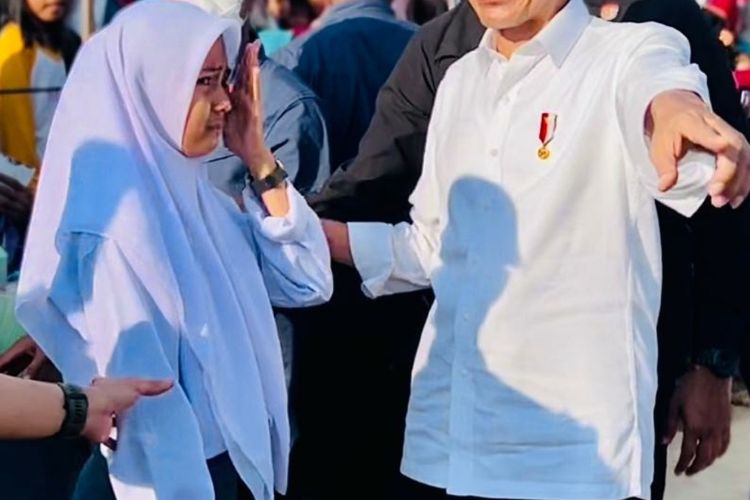 Seorang siswi SMA di Buton Selatan, Sabrila, yang akhirnya dapat bertemu Presiden Joko Widodo pada Selasa (27/9/2022) tampak menagis. Kepada presiden Sabrila menceritakan pengalamannya mengejar rombongan hingga handphone yang dimilikinya rusak.