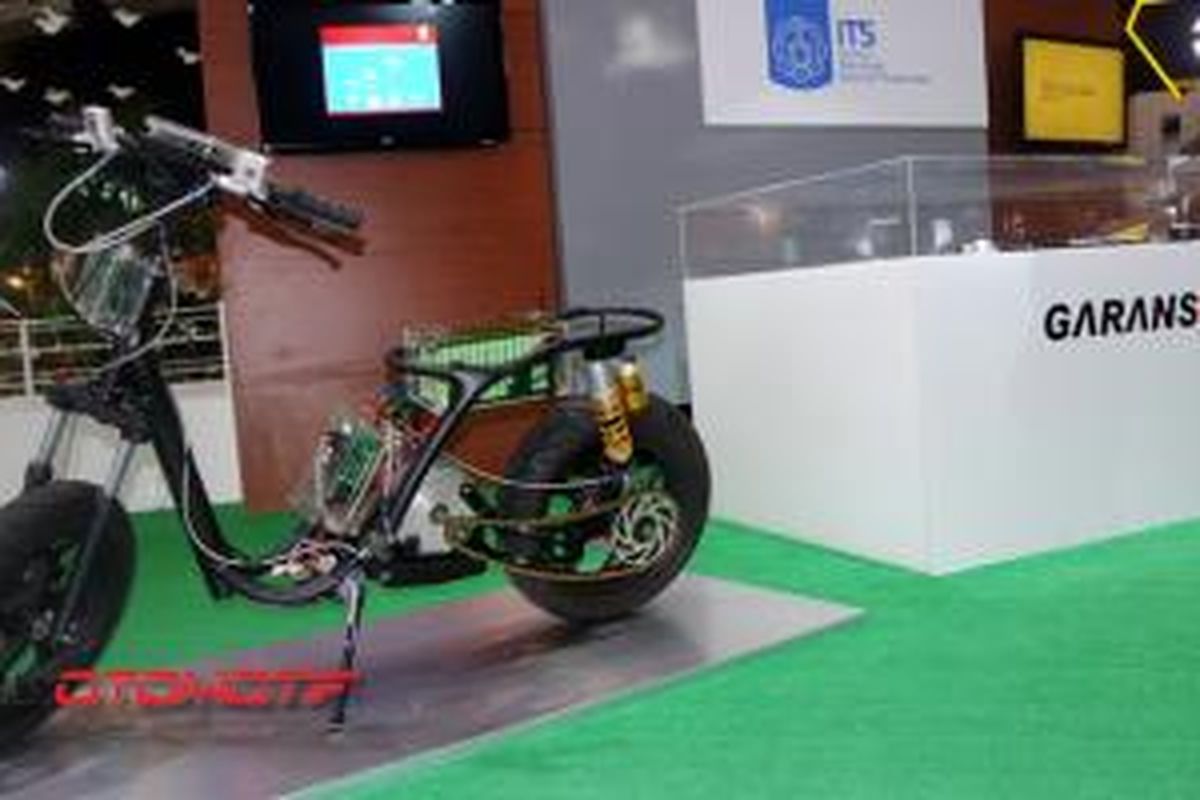 Prototipe skuter listrik Garansindo mejeng di IIMS 2015.