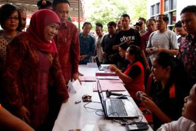 Menteri Sosial Khofifah Indar Parawansa saat  meninjau proses pencairan dana PSKS di Kantor Pos wilayah Singaraja, Bali Sabtu (11/4/2015).
