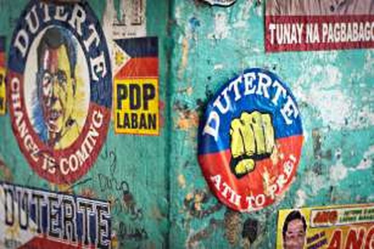 Memorabilia Duterte dapat terlihat di seluruh kota, tertempel di dinding kota, di becak, dan juga di mobil para pendukungnya. 