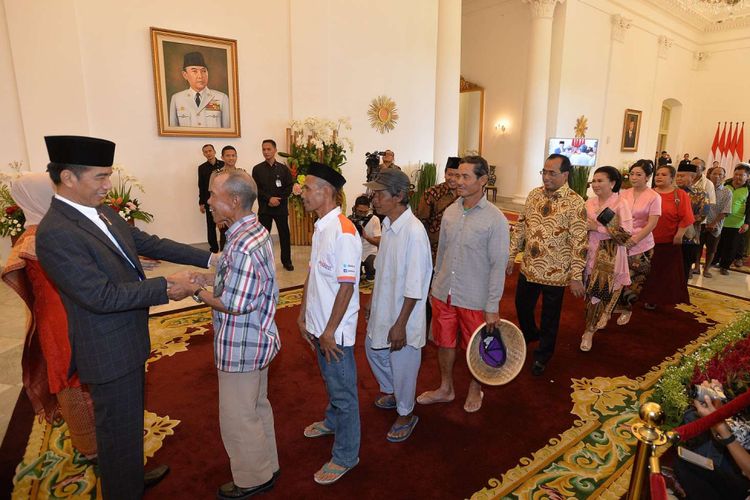 Presiden Joko Widodo (kiri) berjabat tangan dengan warga di acara Silahturahmi Idul Fitri 1 Syawal 1439 H di Istana Kepresidenan Bogor, Jawa Barat, Jumat (15/6/2018). Presiden Joko Widodo dan Ibu Negara Iriana Jokowi melakukan silahturahmi lebaran dengan berbagai kalangan masyarakat mulai pejabat negara, menteri Kabinet Kerja dan masyarakat umum yang tinggal di sekitar Kota Bogor, Jawa Barat.