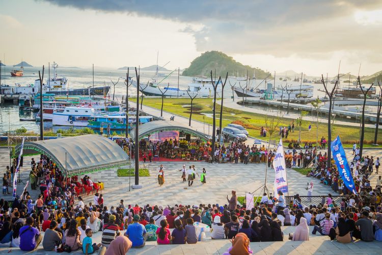Wisatawan menyaksikan pertunjukan tarian dan pameran UMKM di Waterfront City Labuan Bajo, Kabupaten Manggarai Barat, NTT, pada Senin (9/5/2022).