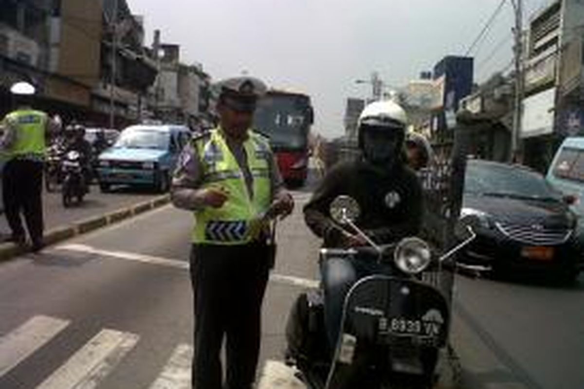 Polisi melakukan razia sterilisasi Jalur Transjakarta di Jalan Jatinegara Barat, Jakarta, Jumat (1/11/2013).