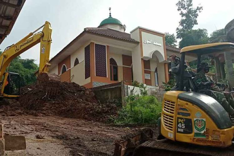 Masjid An-Nur di Desa Cihanjuang tetap kokoh berdiri, di tengah puing bangunan rumah, Senin (11/01/2021). Masjid ini menjadi tempat berlindung personel gabungan dan masyarakat saat terjadi longsor susulan, Sabtu (10/01/2021) petang. 