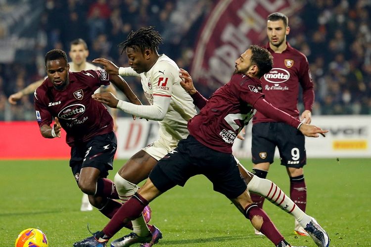 Salernitana vs Milan: Penyerang AC Milan Rafael Leao (tengah) berebut bola dengan gelandang Salernitana Grigoris Kastanos (kanan) pada Serie A Liga Italia antara Salernitana vs Milan di Stadion Arechi di Salerno pada 19 Februari 2022.