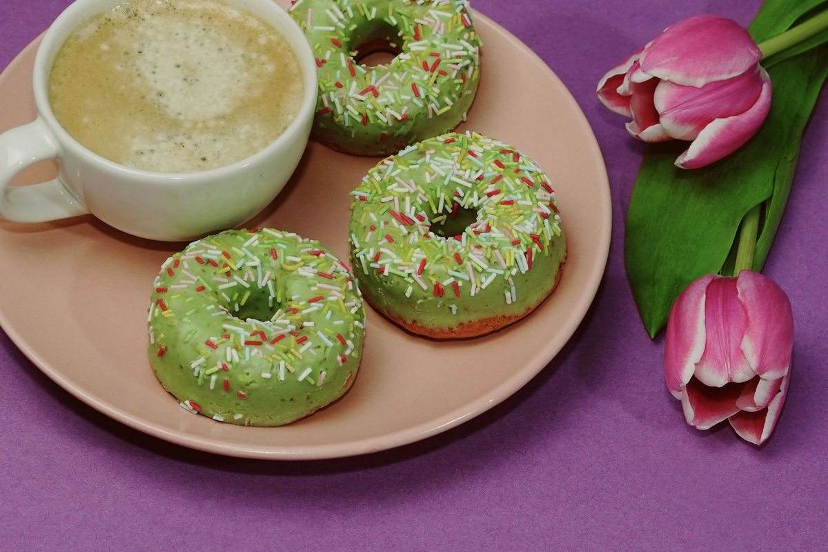 Ilustrasi donat berwarna hijau.   