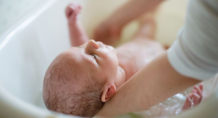 Bayi Tak Perlu Mandi Setiap Hari, Apa Alasannya? Dokter Jelaskan