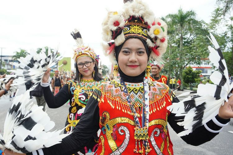 Rangkaian karnaval yang menampilkan keberagaman budaya dan kearifan lokal dalam Festival Pesona Lokal Pontianak yang dipusatkan di Taman Alun Kapuas, Pontianak, Kalimantan Barat, Minggu (14/10/2018).