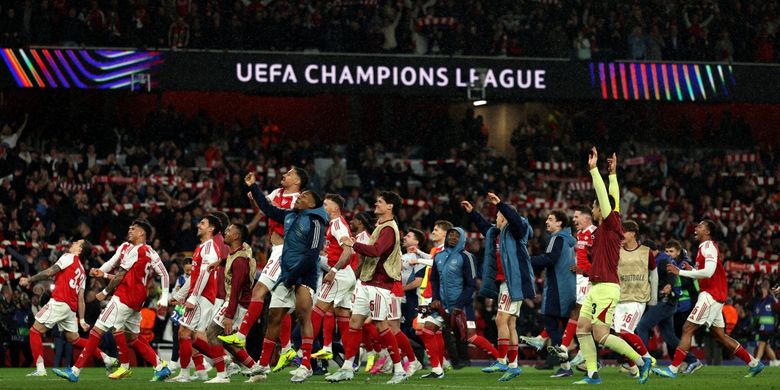 Para pemain Arsenal merayakan kemenangan usai pertandingan sepak bola semifinal leg kedua Liga Champions melawan Atletico Madrid di Stadion Emirates di London utara pada 5 Mei 2026. (Foto oleh Adrian Dennis / AFP)