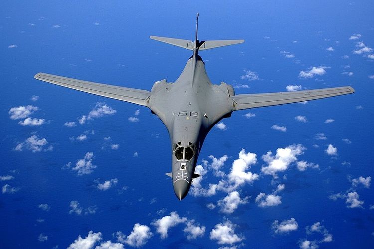 Pengebom siluman B-1B Lancer.