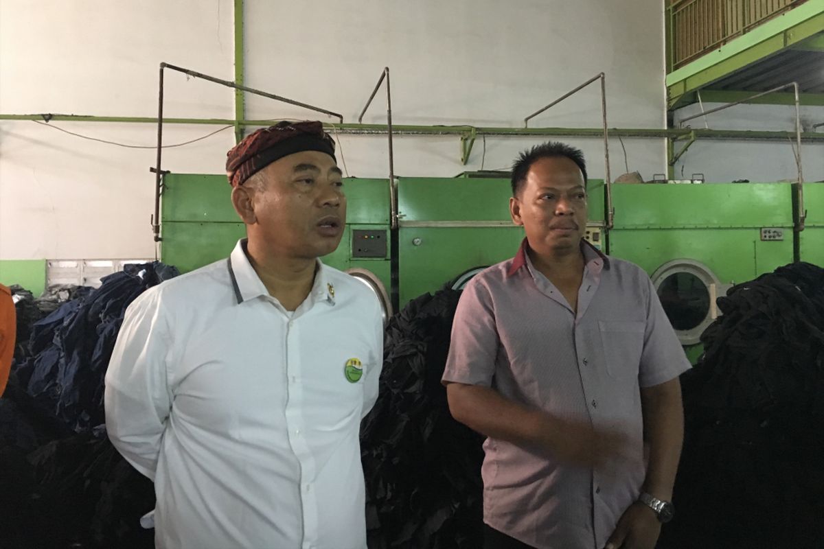 Wali Kota Bekasi Rahmat Effendi melakukan penyegelan terhadap perusahaan atau pabrik yang telah mencemari Kali Bekasi dari limbah pabrik PT Millenium Laundry, Cikiwul, Bantar Gebang, Kota Bekasi, Kamis (20/7/2017).