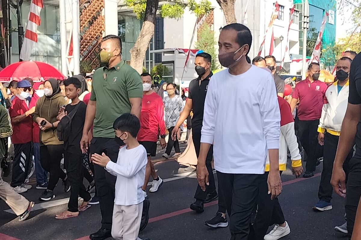Presiden Joko Widodo (Jokowi) bersama cucu pertamanya Jan Ethes Srinarendra dan Ibu Negara Iriana Jokowi berolahraga dan menyapa warga di Car Free Day (CFD) Kota Solo, Jawa Tengah, Minggu (7/8/2022).